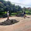 Rusak, Warga dan Pemdes Gotong Royong Perbaiki Jalan Secara Swadaya