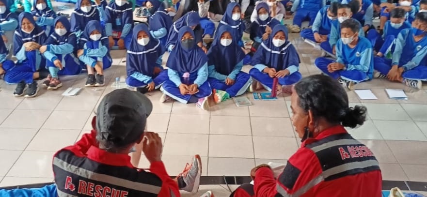 SMPIT Cendekia Latih Siswa Tanggap Bencana