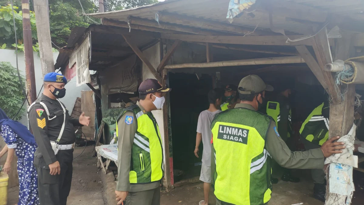 Puluhan bangunan liar di Jalan Interchange Karawang Barat Dibongkar Satpol PP