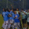 SELEBRASI: Tim Persikas Subang merayakan gol penentu kemenangan yang dicetak Rudi Hidayat menit 55' ke gawang Bandung Timur. VERRY KUSWANDI/PASUNDAN EKSPRES