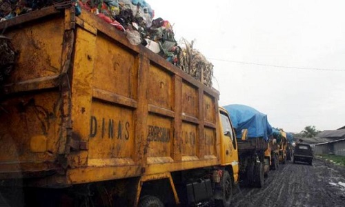 MENGANGKUT SAMPAH: Usai Lebaran armada pengangkut sampah antre di Tempat Pembuangan Akhir. Dinas Kebersihan Kabupaten Bandung Barat berjanji untuk lebih meningkatkan pengangkutan sampah ke TPA. JABAR EKSPRES