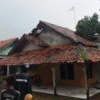 RUSAK: Salah satu rumah warga mengalami kerusakan akibat diterjang puting beliung.