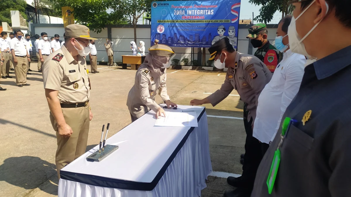 MALDI/PASUNDAN EKSPRES PENANDATANGANAN: Kapolres Purwakarta AKBP Suhardi Hery Haryanto menandatangani Zona Integritas menuju Wilayah Bebas dari Korupsi dan Wilayah Birokrasi Bersih Melayani BPN Purwakarta.