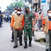 PIMPINAN APEL: Kasdam III Siliwangi Brigjen TNI Darmono Susastro mendampingi Kepala BNPB Letjen TNI Suharyanto saat mempimpin apel gabungan dalam rangka pembagian masker serentak dan pantau penerapan protokol kesehatan di Lapangan Apel Pemkot Cimahi, Minggu (20/2). DOK PENDAM III SILIWANGI