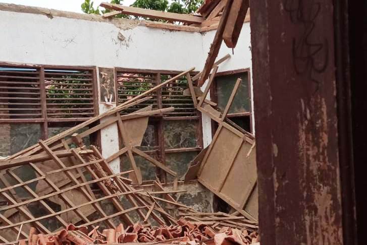 Dua Gedung Sekolah di Karawang Ambruk