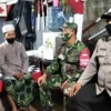 POS RONDA: Babinsa Ciwareng Sertu Senen saat patroli dan menyapa warga di Pos Ronda Kp. Babakansari RT 004/RW 005 Desa Ciwareng, Kecamatan Babakancikao, Kabupaten Purwakarta. ADAM SUMARTO/PASUNDAN EKSPRES