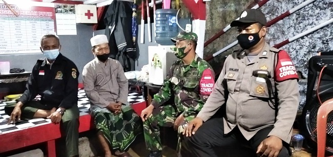 POS RONDA: Babinsa Ciwareng Sertu Senen saat patroli dan menyapa warga di Pos Ronda Kp. Babakansari RT 004/RW 005 Desa Ciwareng, Kecamatan Babakancikao, Kabupaten Purwakarta. ADAM SUMARTO/PASUNDAN EKSPRES