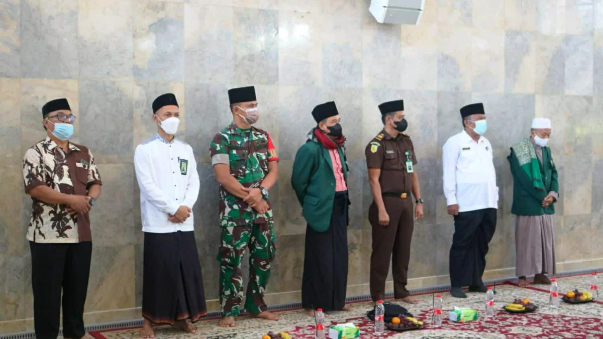 PELANTIKAN: Pengurus Pimpinan Daerah BKMM dilantik di Masjid Agung Baing Yusuf, Selasa (22/2). MALDI/PASUNDAN EKSPRES