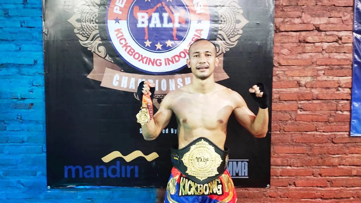 SABUK EMAS: Praka Abdul Munir menunjukkan sabuk emas kelas 63,5 kg Amatir Profesional yang berhasil diraihnya dalam kejuaraan Kick Boxing Bali Open Championship 2022 di Angel Padang MMA Padangsumbu Kelod, Denpasar Barat, Bali.  Dok Batalyon Armed 9 Pasopati Kostrad