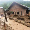 WASPADA BENCANA: Petugas dari Badan Penanggulangan Bencana Daerah (BPBD) Kabupaten Bandung Barat mengamati dari jauh aktivitas kawah Gunung Tangkuban Perahu, belum lama ini. IST