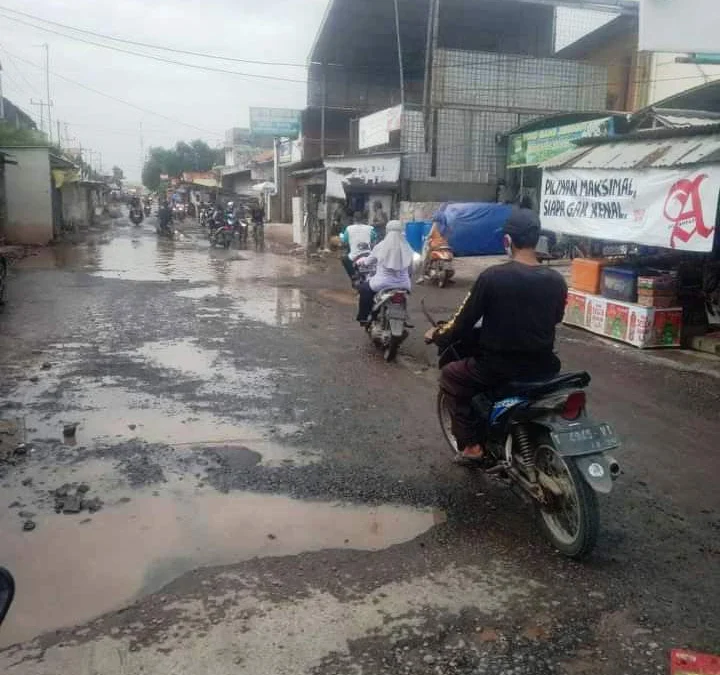 Pemerintah Kecamatan Pamanukan Fokus Perbaiki Jalan Kabupaten