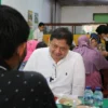 Menko Airlangga Berbincang Santai sembari Memastikan Kebijakan Pemberdayaan UMKM Telah Berjalan dengan Baik Sambil Nikmati Kuliner Tradisional