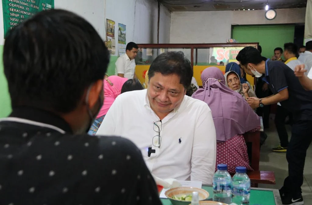 Menko Airlangga Berbincang Santai sembari Memastikan Kebijakan Pemberdayaan UMKM Telah Berjalan dengan Baik Sambil Nikmati Kuliner Tradisional