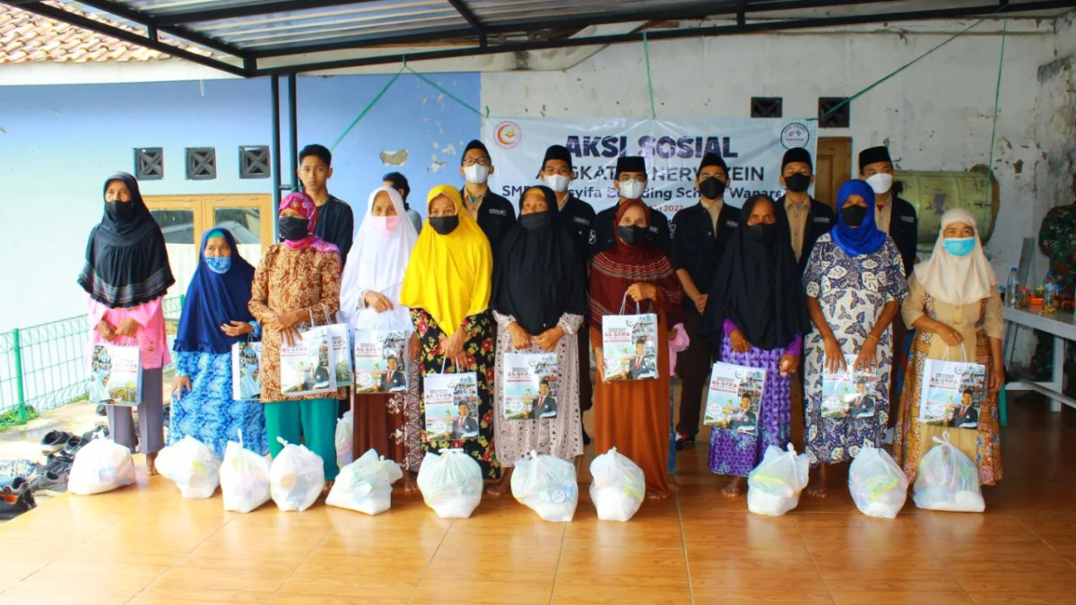 Peduli Yatim dan Dhuafa, Nervazein dan Alvectra SMPIT As-Syifa Wanareja Berbagi 135 Paket Sembako dan Pakaian