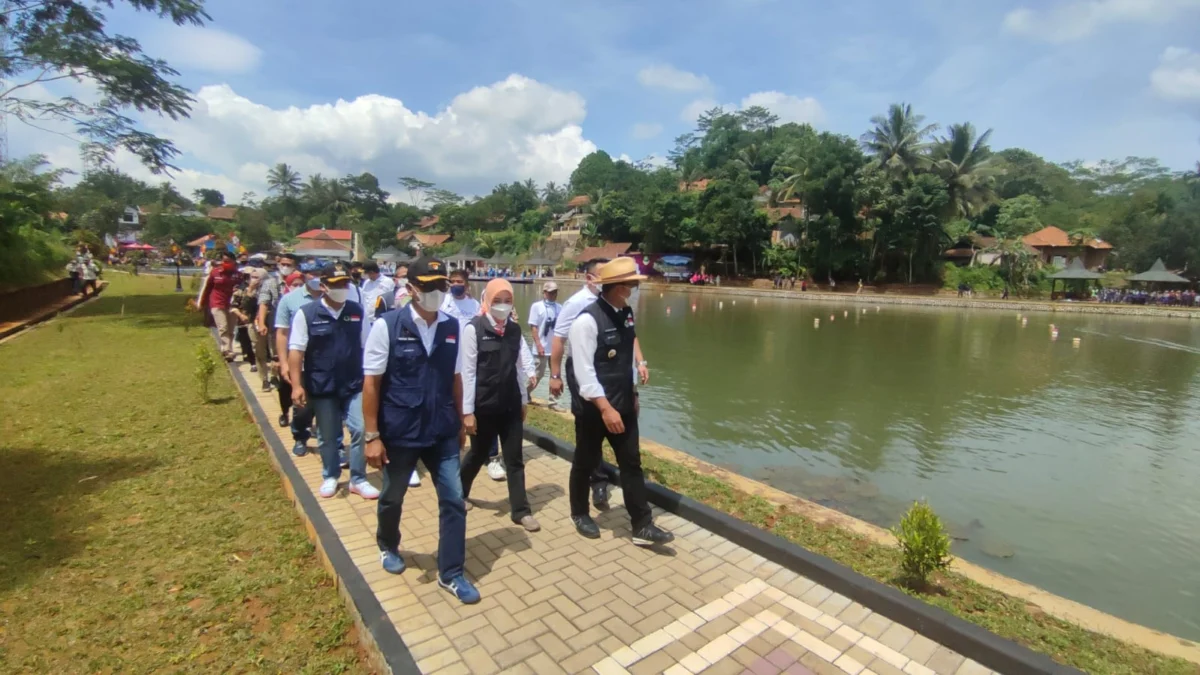 Senang dengan Wajah Baru Situ Wangi, Warga Teriaki Ridwan Kamil : RI Satu Pak Ah!