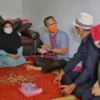 Didampingi Istri, Kang Jimat Takziyah ke Rumah Duka Santri Korban Kebakaran