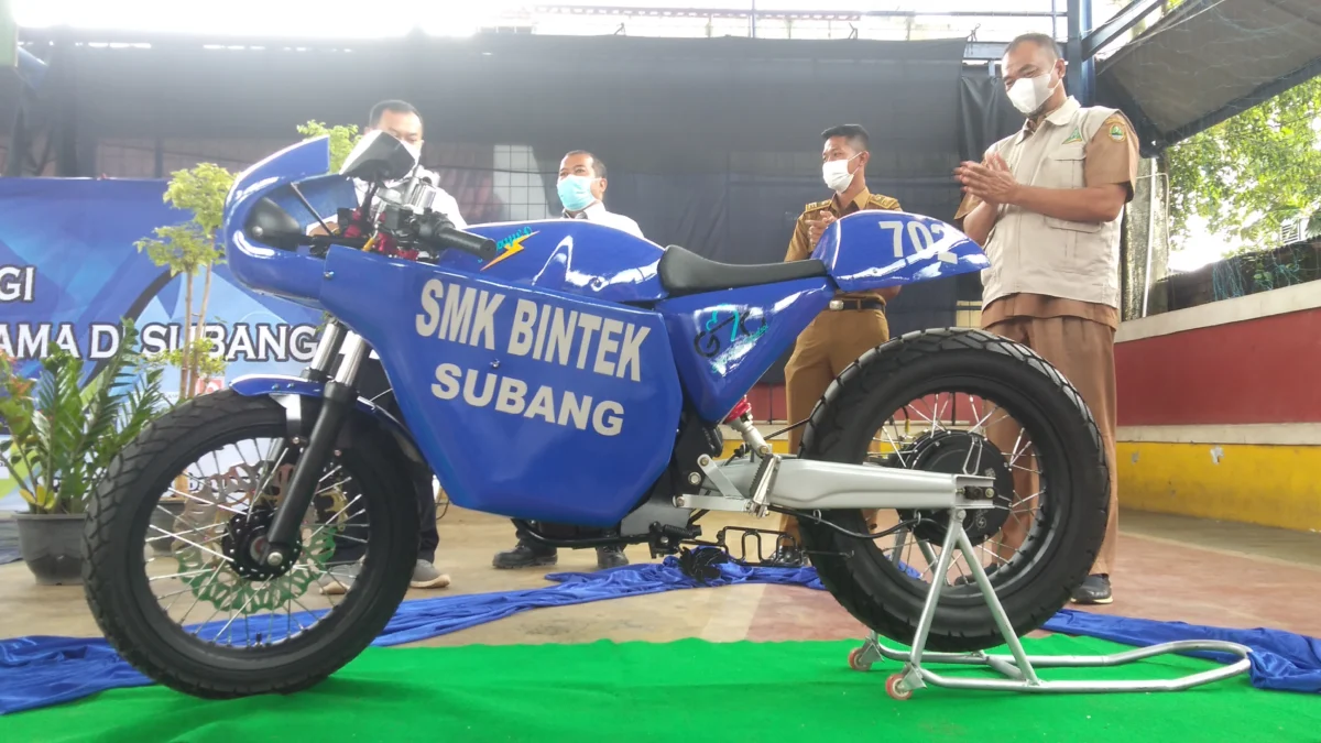 Keren! Siswa SMK Bina Teknologi Mampu Buat Motor Listrik Pertama di Subang