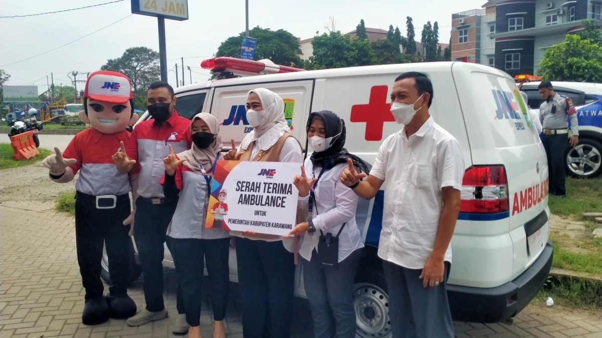 SIMBOLIS: Bupati Karawang Cellica Nurrachadiana menerima kunci satu unit ambulance dari JNE Karawang, Rabu (23/2).DEDI SATIRA/PASUNDAN EKSPRES