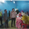 Penyerahan BPNT Tunai Oleh Kantor Pos di Sukareja Dibarengi Kegiatan Vaksin. YOGI/PASUNDAN EKSPRES