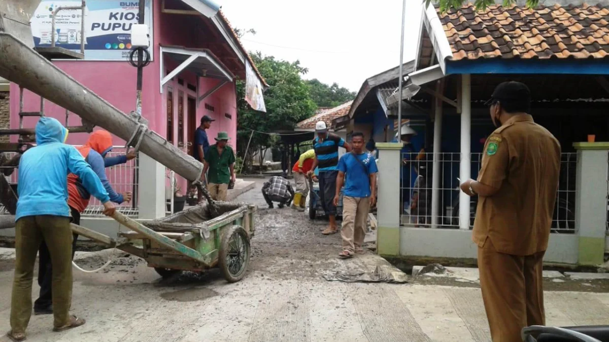 Masyarakat Desa Rancaudik Swadaya Bangun Jalan Lingkungan