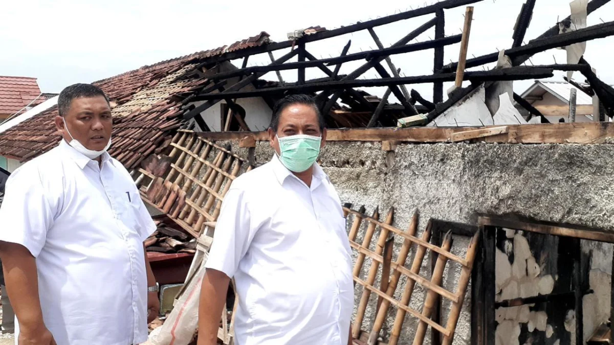 MENINJAU: Kepala Dinas PUPR Kabupten Karawang, Dedi Ahdiat ketika meninjau lokasi kebakaran di Pondok Pesantren Miftahul Khoirot. USEP SAEPULOH/PASUNDAN EKSPRES