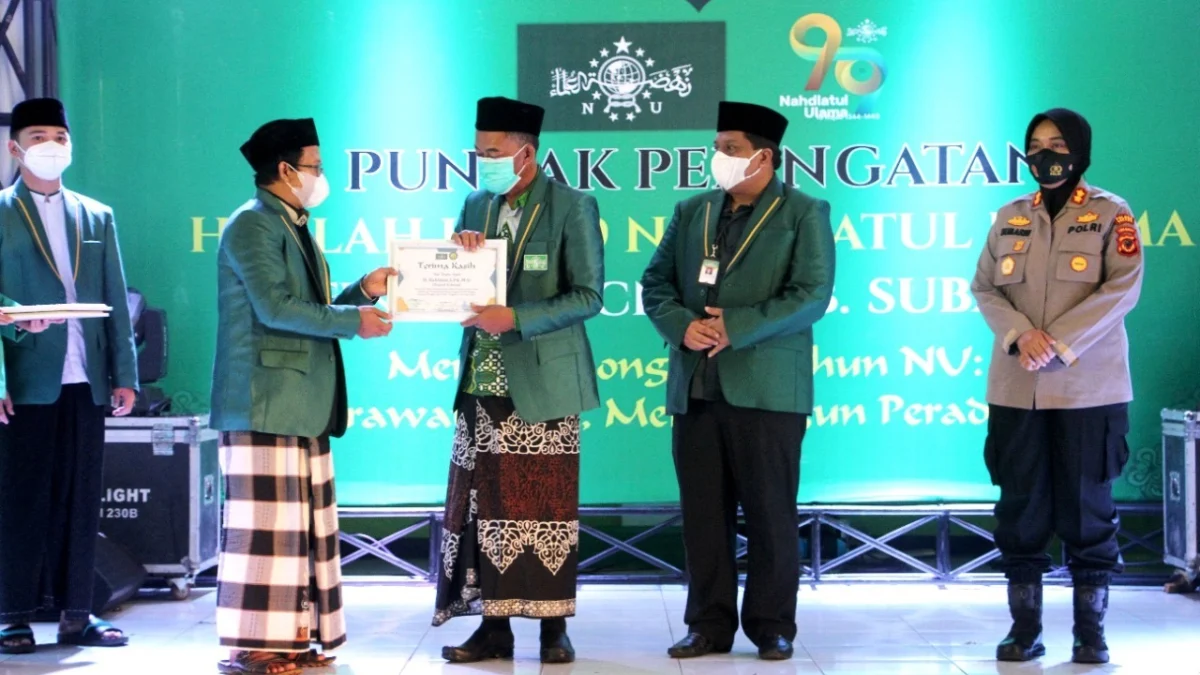 PENGHARGAAN: Ketua Panitia Harlah NU ke-96 tahun 2022 menyerahkan piagam penghargaan kepada Bupati Subang H. Ruhimat, di Islamic Center, Rabu (23/2). DADAN RAMDAN/PASUNDAN EKSPRES