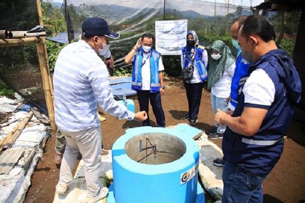 PERESMIAN: Direktur Keuangan, SDM dan Manajamen Risiko Jasa Tirta II Indriani Widiastuti dan GM Representatif Office 3 Regional Metropolitan Tollroad Jasa Marga Thomas Dwiatmo Hartono saat meresmikan bantuan paket biogas di Desa Warnasari Kecamatan Pangalengan Kabupaten Bandung Kamis, (17/2). MALDI/PASUNDAN EKSPRES