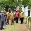 TERKESAN: Kunjungan Bupati Subang H Ruhimat bersama para pejabat disitus sejarah Jembatan Lori di Kampung Cigarukgak Desa Sidajaya, Senin (21/2). YOGI MIFTAHUL FAHMI/PASUNDAN EKSPRES