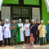 SILATURAHMI: Dandim 0619/Purwakarta Letkol Arm Krisrantau Hermawan saat bersilaturahmi ke Ponpes Ukhuwah Islamiyyah Khilafatul Muslimin. ADAM SUMARTO/PASUNDAN EKSPRES