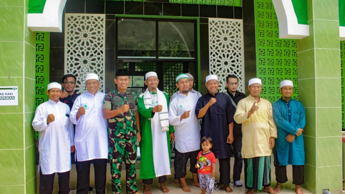 SILATURAHMI: Dandim 0619/Purwakarta Letkol Arm Krisrantau Hermawan saat bersilaturahmi ke Ponpes Ukhuwah Islamiyyah Khilafatul Muslimin. ADAM SUMARTO/PASUNDAN EKSPRES