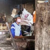TAK PRODUKSI: Pengusaha tahu Karawang, Sidik Rillah membersihkan tungku atau tempat memasak pakai kayu bakar. AEP SAEPULOH/PASUNDAN EKSPRES