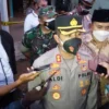 KETERANGAN PERS: Kapolres Karawang, Aldi Subartono dalam keterangan pers terkait insiden kebakaran di Pondok Pesantren Miftahul Khoirot. AEP SAEPULOH/PASUNDAN EKSPRES