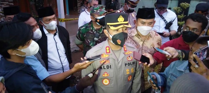 KETERANGAN PERS: Kapolres Karawang, Aldi Subartono dalam keterangan pers terkait insiden kebakaran di Pondok Pesantren Miftahul Khoirot. AEP SAEPULOH/PASUNDAN EKSPRES