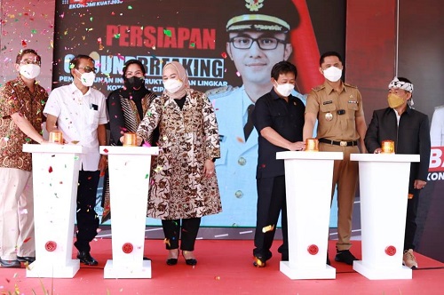 GROUND BREAKING: Plt Bupati Bandung Barat Hengki Kurniawan saat melakukan groundbreaking pembangunan Jalan Lingkar Padalarang-Cipatat di kawasan Kota Baru Parahyangan, Selasa (22/2). IST