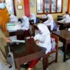 DISIPLIN PROKES: Pihak sekolah menerapkan disiplin protokol kesehatan kepada siswa sebelum pelaksanaan pembelajaran tatap muka secara terbatas di SDN 1 Lembang. HUMAS SETDA KBB