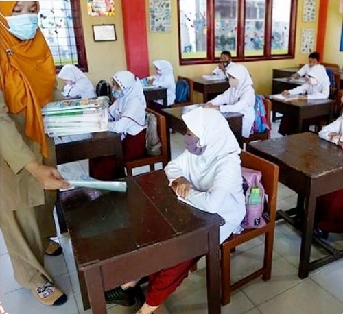 DISIPLIN PROKES: Pihak sekolah menerapkan disiplin protokol kesehatan kepada siswa sebelum pelaksanaan pembelajaran tatap muka secara terbatas di SDN 1 Lembang. HUMAS SETDA KBB