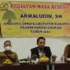 RESES: Anggota DPRD Kabupaten Karawang dari Fraksi Golkar, Akmaludin di salah satu desa yang memiliki produk konveksi, Senin (21/2). USEP SAEPULOH/PASUNDAN EKSPRES