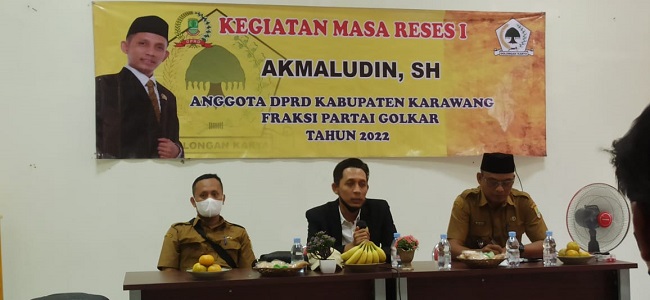 RESES: Anggota DPRD Kabupaten Karawang dari Fraksi Golkar, Akmaludin di salah satu desa yang memiliki produk konveksi, Senin (21/2). USEP SAEPULOH/PASUNDAN EKSPRES