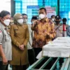 LEPAS EKSPOR: Bupati Purwakarta Anne Ratna Mustika saat berbincang dengan Direktorat Jenderal Hortikultura Kementerian Pertanian Republik Indonesia Prihasto Setyanto pada saat pelepasan ekspor manggis ke Tiongkok. ADAM SUMARTO/PASUNDAN EKSPRES 