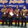 Puncak Hari Pers Nasional: Dirut Rakyat Bengkulu Media Grup HM Muslimin Terima Penghargaan Press Card Number One