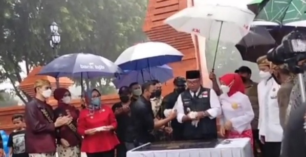 Resmikan Alun-alun Sangkala Buana, Ridwan Kamil Didokan Jadi Presiden oleh Walikota Cirebon