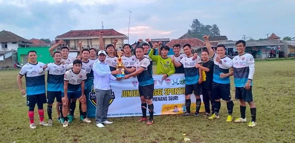 SUKSES: Kepala Desa Kasomalang Kulon, H. Amirudin menutup Turnamen Sepakbola Karang Taruna Desa Kasomalang Kulon Cup 2022 antar Unit 1-7, di lapang sepakbola PTPN VIII Kasomalang Wetan, Minggu (6/2).