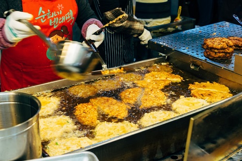 Sejumlah Pedagang masih Jual Minyak Goreng Rp 20.000 per Liter (ilustrasi menggoreng)