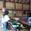 PRASMANAN: Pengelola wisata Imah Baheula Lembang menawarkan konsep wisata agro dan kuliner yang berbeda karena kental dengan kuliner khas Sunda di era tahun 70-80'an yang disajikan secara prasmanan. EKO SETIONO/PASUNDAN EKSPRES