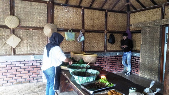 PRASMANAN: Pengelola wisata Imah Baheula Lembang menawarkan konsep wisata agro dan kuliner yang berbeda karena kental dengan kuliner khas Sunda di era tahun 70-80'an yang disajikan secara prasmanan. EKO SETIONO/PASUNDAN EKSPRES