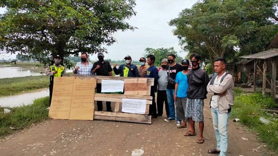 MENUNTUT: Warga Desa Pusakaratu saat menutup jalan akses menuju sumur PT Pertamina EP di Desa Pusakaratu. Warga meminta agar segera dilakukan pengecoran pada jalan yang sering dilalui. IST