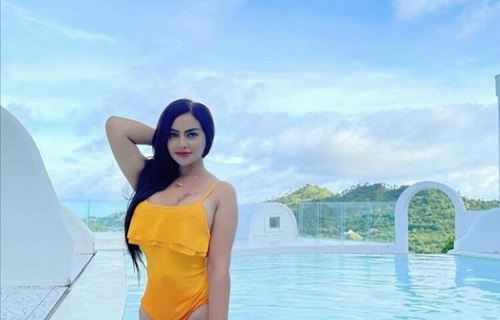 Dijuluki Pemersatu Bangsa, Mami Siska Liburan dengan Busana Menggoda (IG siscamellyana22_official)