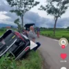 VIRAL! Wanita Belajar Mengemudi Pajero 'Nyemplung' ke Selokan, Masih sempat Foto sambil Senyum