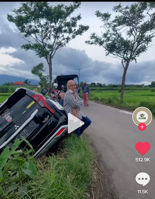 VIRAL! Wanita Belajar Mengemudi Pajero 'Nyemplung' ke Selokan, Masih sempat Foto sambil Senyum