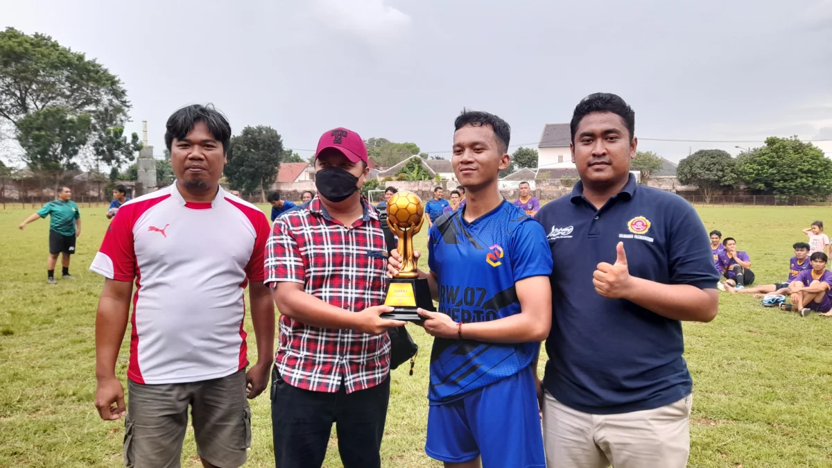 Ditutup Laga Final Sepak Bola antar RW, Karang Taruna Pasirkareumbi Sukses Gelar Porak